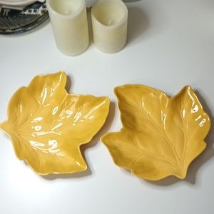 Descrotive leaf serving plates. Set of 2